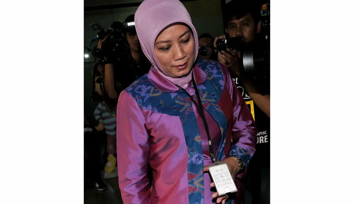 Eli Halimah datang dengan mengenakan busana berwarna ungu. Nyaris tak ada senyum yang tergurat diwajahnya, Jakarta, Jumat (9/5/2014) (Liputan6.com/Johan Tallo)