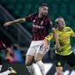 Striker AC Milan, Fabio Borini, berebut bola dengan gelandang  Borussia Dortmund, Sebastian Rode pada turnamen pramusim ICC 2017 di Stadion Tianhe, Guangzhou, Selasa (18/7/2017). Borussia Dortmund menang 3-1 atas AC Milan. (EPA/Aleksandar Plavevski)