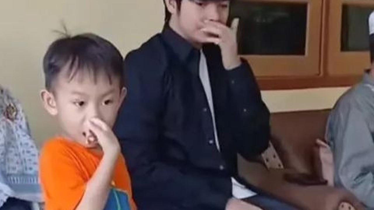 Angga bersanding dengan ayah dan ibunya, terlihat menyimak perbincangan hangat antara ayahnya dengan anggota keluarga lainnya.&nbsp;