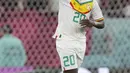 Penyerang Senegal, Bamba Dieng berselebrasi setelah mencetak gol ke gawang Qatar pada pertandingan grup A Piala Dunia 2022 di Stadion Al Thumama di Doha, Qatar, Jumat (25/11/2022). Senegal menang atas tuan rumah Qatar dengan skor 3-1. (AP Photo/Thanassis Stavrakis)