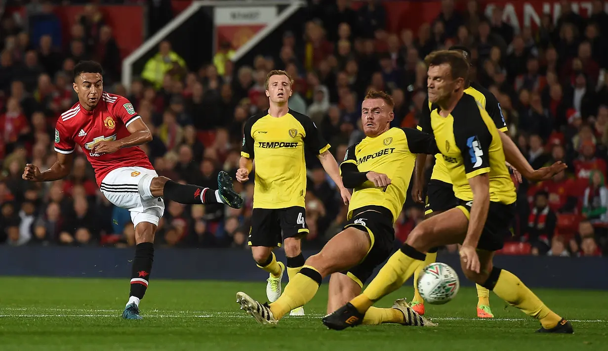 Pemain Manchester United, Jesse Lingard (kiri) menyumbangkan satu gol ke gawang Basel pada babak ketiga Piala Liga Inggris di Old Trafford stadium, Manchester, (12/9/2017).  MU menang 4-1. (AFP/Paul Ellis)