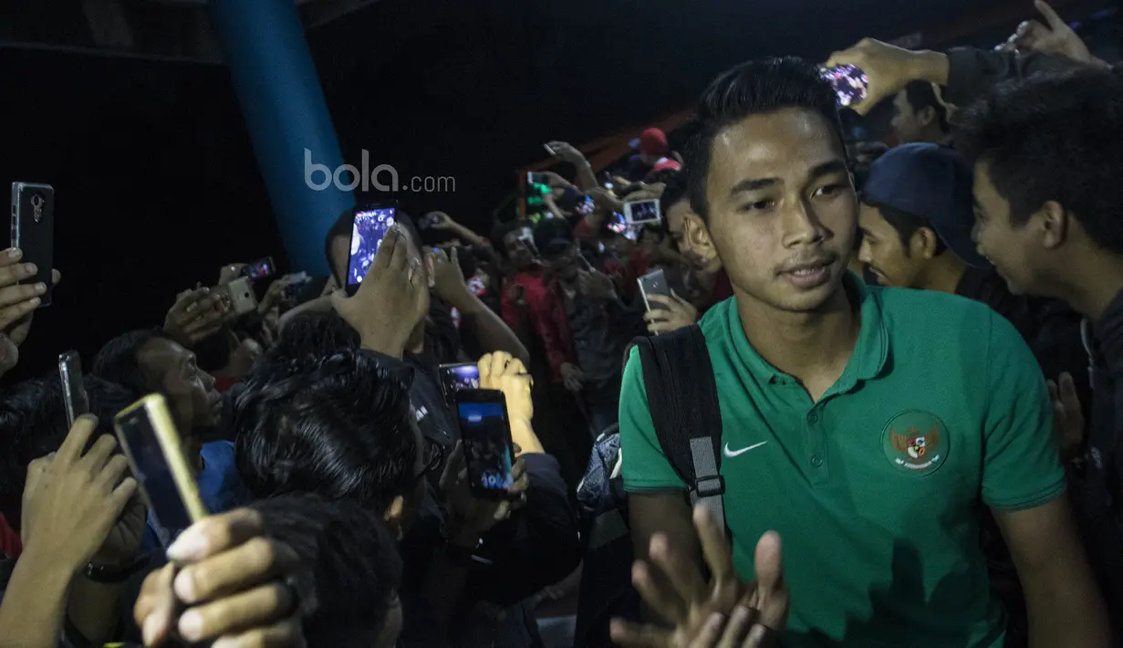 Bek Timnas Indonesia, Bagas Adi Nugroho, disambut meriah saat tiba di Stadion Maguwoharjo, Sleman, Selasa (13/6/2017). (Bola.com/Vitalis Yogi Trisna)