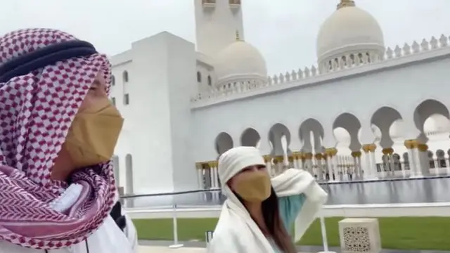 6 Potret Bulan Madu Via Vallen dan Chevra di Dubai, Romantis di Gurun Pasir