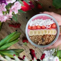 Smoothie bowl adalah smoothie yang disajikan dalam mangkuk dengan tekstur lebih kental dan dilengkapi beragam topping. [Dok/freepik.com/wirestock]