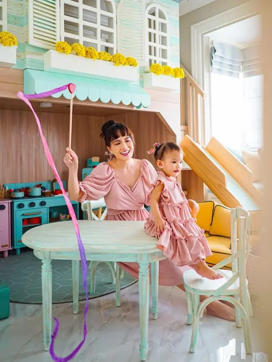 Like mother like daughter, tampilan gaya matching bisa jadi opsi foto yang instagramable (Instagram @shandyaulia)