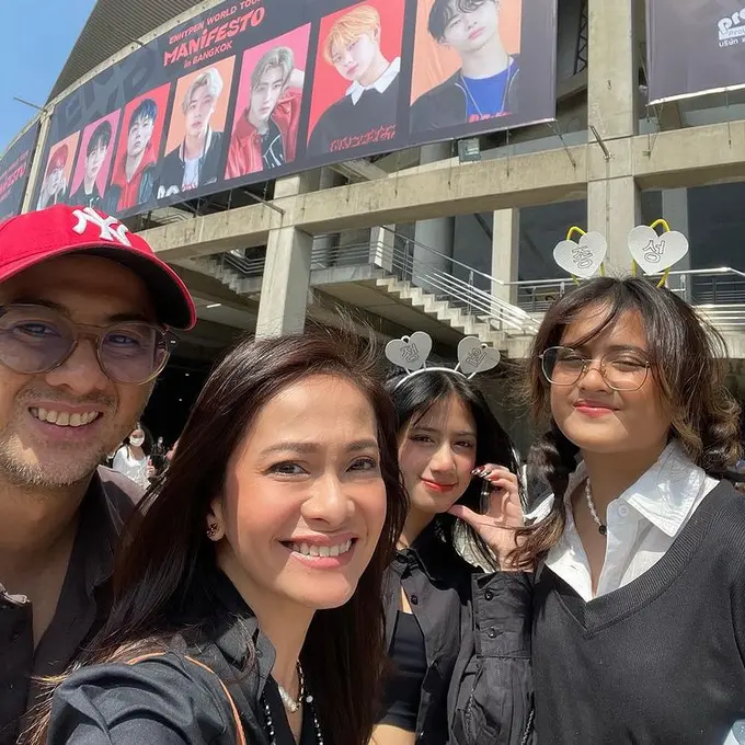 Ersa Mayori dan suami menemani kedua putrinya nonton konser ENHYPEN. [Instagram/ersamayori]