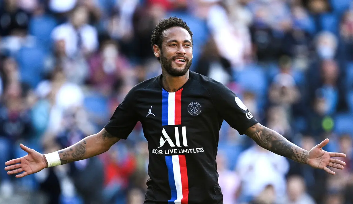 1. Neymar - Neymar memungkinkan untuk bisa menjadi pengganti Lionel Messi di Barcelona. Selain pernah berseragam Barcelona, pemain asal Brasil ini mampu bermain sebagai penyerang tengah, kanan, dan kiri. (AFP/Anne-Christine Poujoulat)
