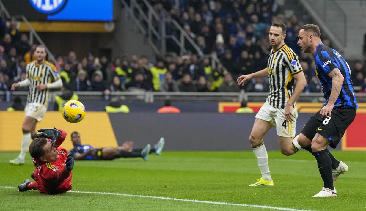 Kiper Juventus, Wojciech Szczesny, berhasil menghalau tendangan pemain Inter Milan, Marko Arnautovic, pada laga pekan ke-23 Serie A 2023/2024 di Giuseppe Meazza, Senin (05/02/2024). Inter akhirnya keluar sebagai menang berkat berkat gol bunuh diri Federico Gatti. (AP Photo/Antonio Calanni)
