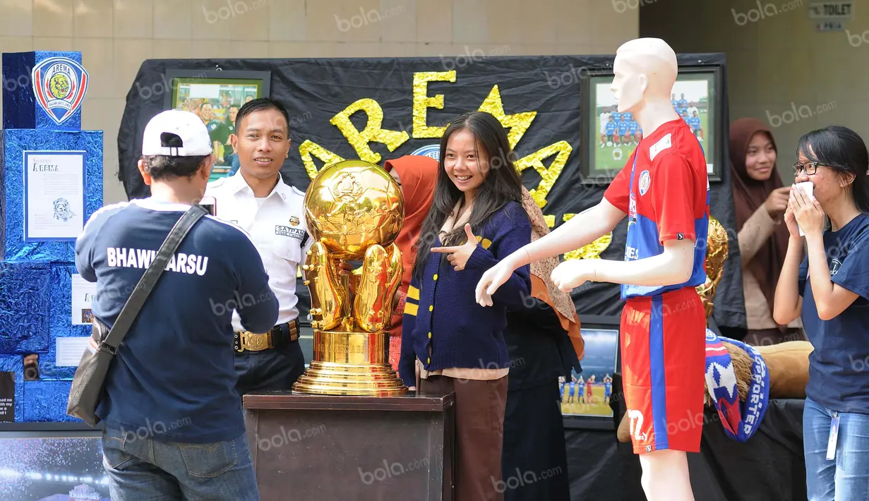 Trofi Bhayangkara Cup menjadi daya tarik tersendiri bagi satpam, siswa, dan guru SMAN 3 Kota Malang dalam acara Arema Goes to School. Sabtu (30/4/2016). (Bola.com/Iwan Setiawan)