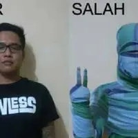 Cowok ini bikin tutorial pakai sarung yang kreatif abis. Lumayan buat nunggu waktu Tarawih. Jiahhh, masih beberapa hari lagi ya… (Foto: BersodaGembira)