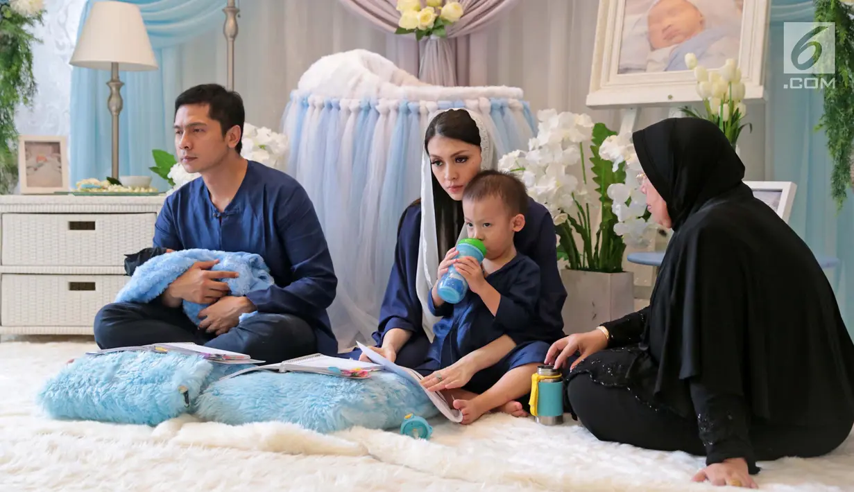 Pasangan selebritis Adi Nugroho dan Donita menjawab pertanyaan wartawan usai prosesi aqiqah anak kedua mereka, Parvaiz Farezell Shaquill Nugroho di Kebayoran View, Tangerang Selatan, Kamis (18/1). (Liputan6.com/Herman Zakharia)