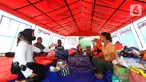 Kepala Kantor Wilayah III PT Bank Tabungan Negara (Persero) Tbk Iriska Dewayani (kiri) berdialog dengan warga terdampak Erupsi Semeru di tenda pengungsian Kabupaten Lumajang, Jawa Timur pada Senin (13/12/2021). (Liputan6.com/HO/BTN)