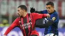 <p>Pemain AC Milan Ismael Bennacer (kiri) berebut bola dengan pemain Inter Milan Alexis Sanchez pada pertandingan leg pertama semifinal Coppa Italia di Stadion San Siro, Milan, Italia, 1 Maret 2022. Pertandingan berakhir imbang 0-0. (AP Photo/Antonio Calanni)</p>