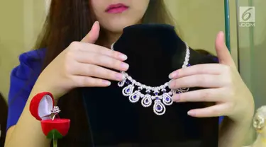 Koleksi berlian Adelle Jewellery ditampilkan di sebuah toko perhiasan di Kelapa Gading, Jakarta, Kamis (8/6). Jelang lebaran perhiasan mewah ini dijual dengan harga termurah tiga jutaan hingga puluhan juta rupiah. (Liputan6.com)