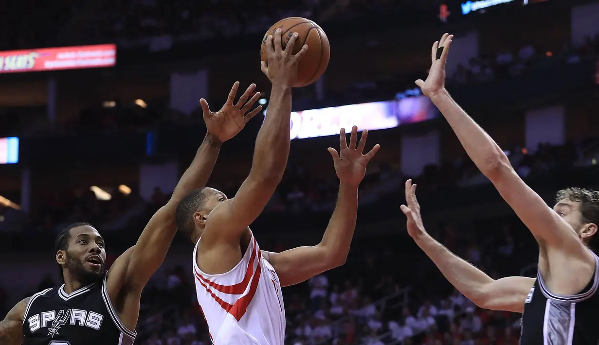 Pebasket San Antonio Spurs, Kawhi Leonard dan Pau Gasol, berusaha menghalau pebasket Houston Rockets, Eric Gordon pada laga Gim 3 semifinal Wilayah Barat di Toyota Center, Jumat (5/5/2017). San Antonio Spurs menang 103-92. (AFP/Ronald Martinez)