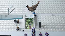 Pasangan atlet loncat indah, Andriyan (atas) dan Adityo Restu Putra melakukan loncatan pada nomor menara synchro putra Kejurnas Akuatik 2026 di Stadion Akuatik Gelora Bung Karno, Senayan, Jakarta, Selasa (05/05/2026). (Bola.com/Bagaskara Lazuardi)