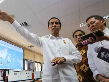 Presiden Jokowi memantau Ruang Pemantauan Ekspor Impor di Indonesia Port Corporation (IPC) Tanjung Priok, Jakarta, Rabu (17/6/2015).  Jokowi mencatat ada ketidakefisienan mencapai Rp 780 T dalam pengelolaan pelabuhan tersebut. (Liputan6.com/Faizal Fanani)