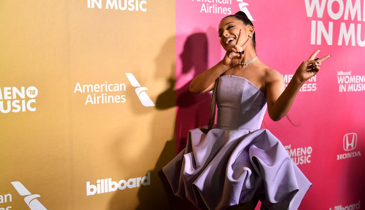Ariana Grande juga sering terlihat dengan fashion-fashion ceria. Membuat dirinya banyak digemari remaja di seluruh dunia (kapanlagi/AFP)