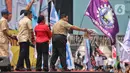 Presiden Prabowo Subianto (kanan-baju coklat) memberikan kemeja yang dikenakannya kepada peserta aksi perayaan Hari Buruh Internasional 2025 di kawasan Monumen Nasional (Monas), Jakarta, Kamis (1/5/2025). (Liputan6.com/Angga Yuniar)