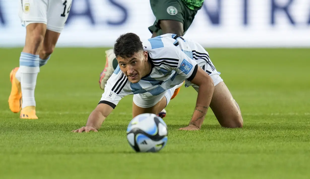 Striker Timnas Argentina U-20, Alejo Veliz terjatuh saat menghadapi Nigeria pada laga babak 16 besar Piala Dunia U-20 2023 di Bicentenario Stadium, San Juan, Argentina (31/5/2023). Alejo Veliz yang kini membela Rosario Central total mencetak 3 gol dari 4 laga di Piala Dunia U-20 2023 bersama Timnas Argentina. Sayang, Argentina telah tersingkir di babak 16 Besar setelah takluk 0-2 dari Nigeria. (AP Photo/Ricardo Mazalan)