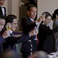 Presiden Joko Widodo (tengah) Ketua Japan Business Federation Sadayuki Sakakibara (kiri), dan Ketua Japan Chamber of Commerce and Industry Akio Mimura berpose bersama jelang makan siang di Tokyo, Selasa (24/3/2015). (REUTERS /Yuya Shino)