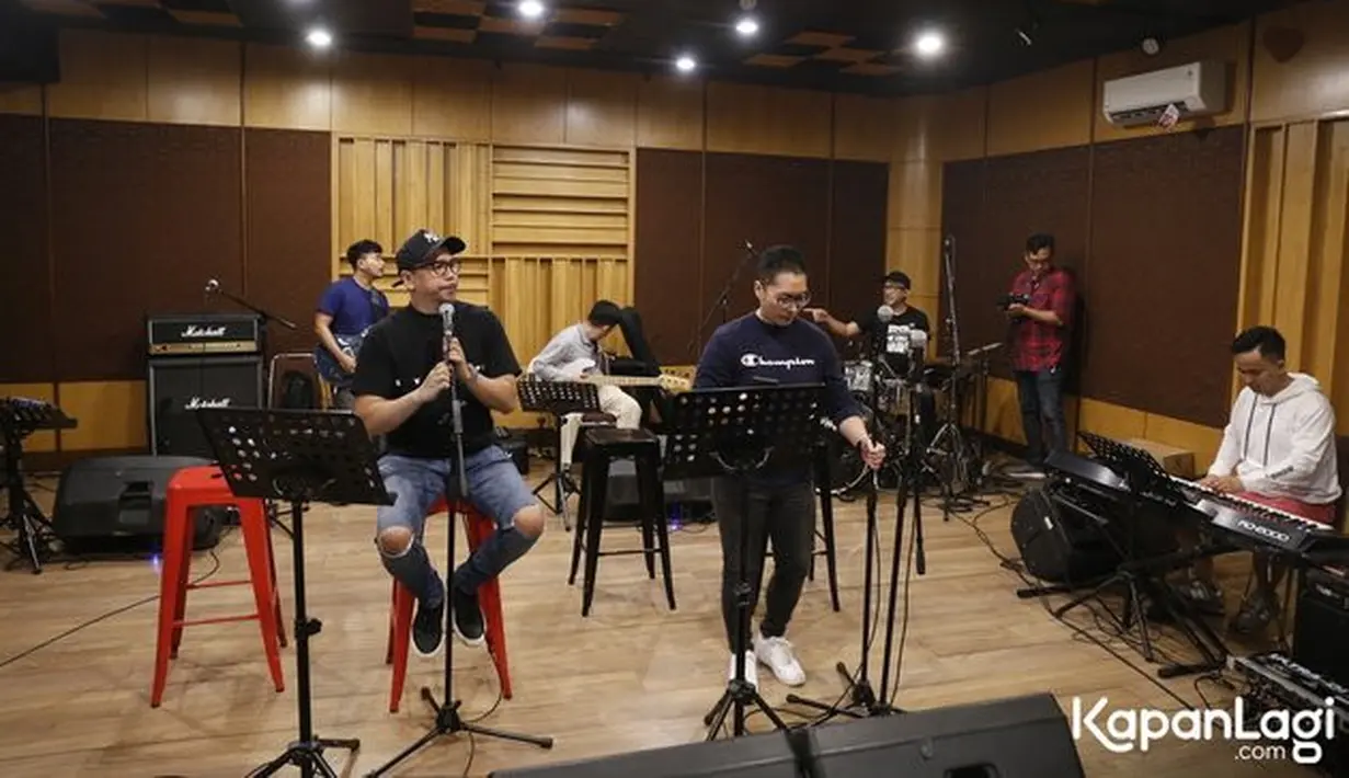 Kerispatih Latihan Bareng Sammy Simorangkir untuk Konser Gen-P Generasi Pesta, Rabu (19/7/2023). Lalu, pada sesi berikutnya Kerispatih tampil bersama Sammy Simorangkir. Dan pada Sesi ketiga mereka akan berkolaborasi bersama di atas panggung. Yang jelas, konser "Gen-P Generasi Pesta" ini akan berlangsung seru.