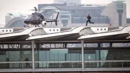 Aktor Tom Cruise saat mengejar helikopter dalam adegan syuting film "Mission: Impossible" 6  di sepanjang Jembatan Blackfriars di London, Inggris (14/1). Film ini di sutradarai Christopher McQuarrie. (Victoria Jones / PA via AP)
