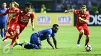 Gelandang Persib, Michael Essien berusaha merebut bola dari kejaran dua pemain Arema FC pada laga perdana Liga 1 2017 di Stadion Gelora Bandung Lautan Api, Sabtu (15/4). Menjamu Arema, Persib hanya mampu bermain imbang 0-0. (Liputan6.com/Yoppy Renato)
