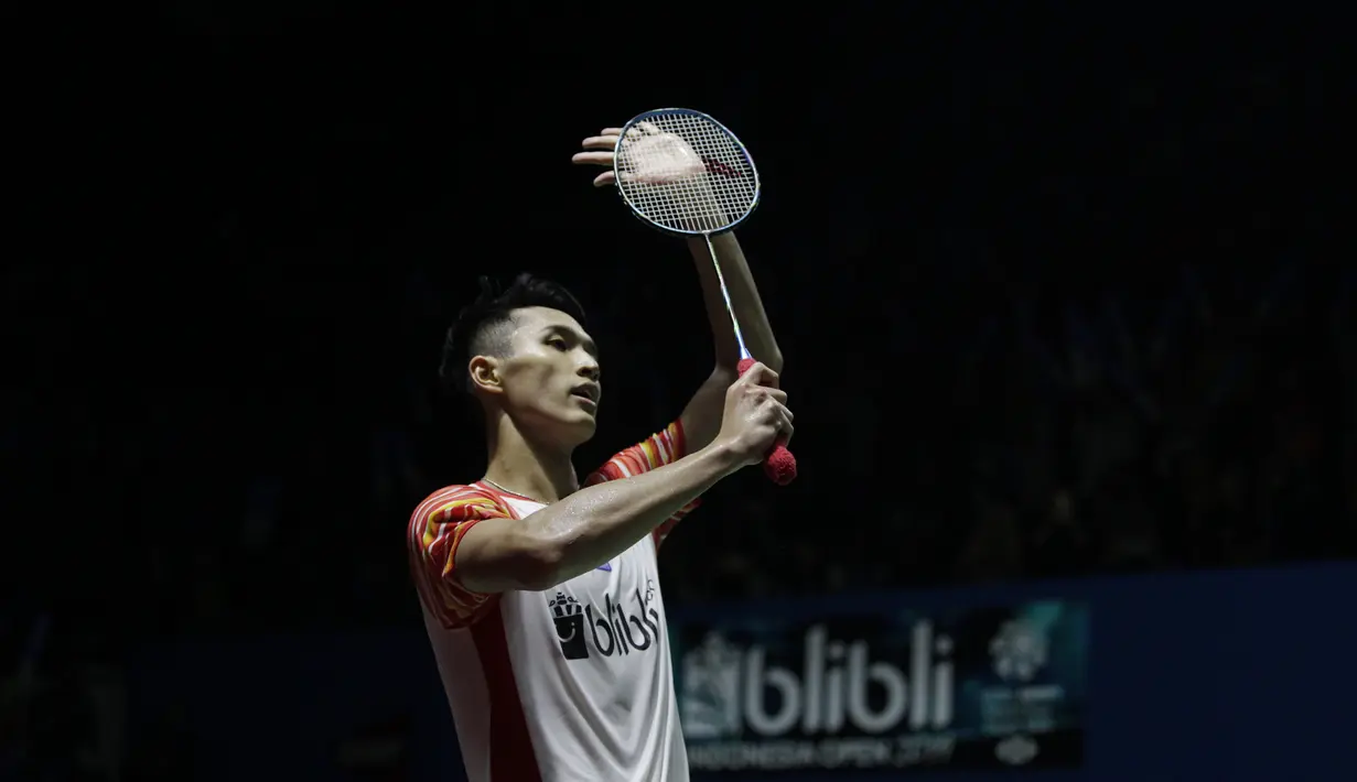 Tunggal putra Indonesia, Jonatan Christie, merayakan kemenangan atas Rasmus Gemke pada Blibli Indonesia Open 2019 di Istora Senayan, Jakarta, Selasa (16/7). Jojo menang 21-17 24-22. (Bola.com/Vitalis Yogi Trisna)