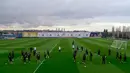 Para pemain Real Madrid menghadiri sesi latihan di fasilitas olahraga Real Madrid City di Madrid (17/12/2019). Real Madrid akan bertanding melawan Barcelona dalam laga El Clasico di Nou Camp. (AFP/Javier Soriano)