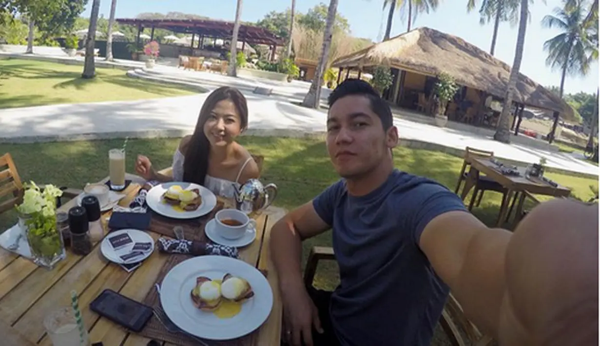 Setelah melakukan janji sehidup semati dengan suasana romantis di Bali pada 8 Agustus silam, pasangan ini hanya beberapa hari menjalaninya untuk berbulan madu. (Intsgram/frandaaa87)