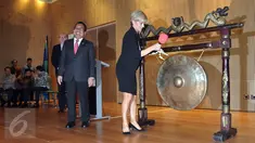 Menlu Australia Julie Bishop memukul gong sebagai tanda diresmikannya Kedubes Australia yang baru di Jalan Patra, Kuningan, Jakarta, Senin (21/3/2016). Kedubes Australia di Jakarta ini adalah Kedubes Australia terbesar di dunia. (Liputan6.com/JohanTallo)