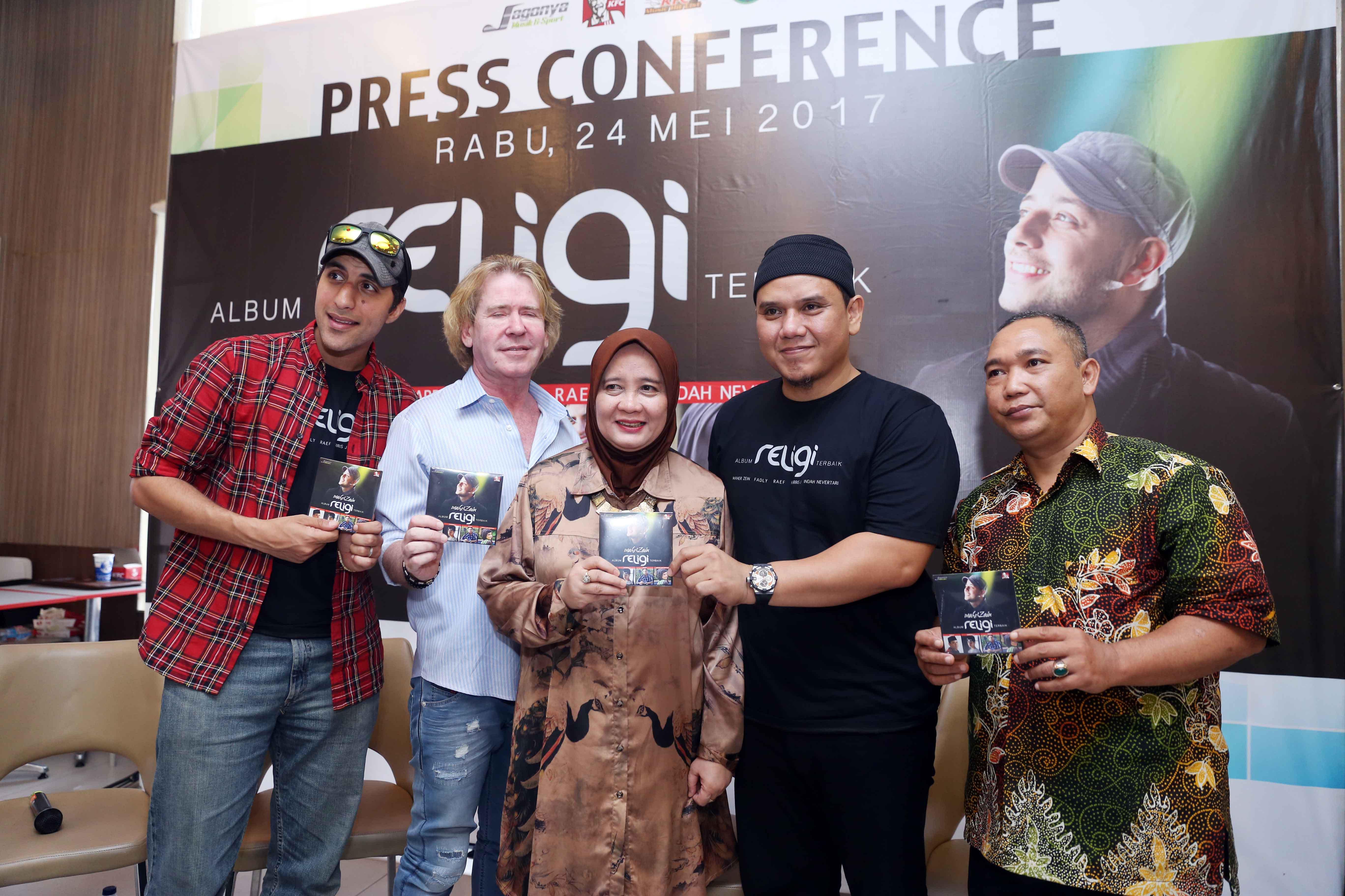 "Bisa ketemu sama Steve dengan 6 Grammy-nya dan produsernya U2 band favorit saya sepanjang masa. Ada lagu yang bisa saya bawakan senang banget dengan hasilnya. Makna lagunya dengan lirik notasi seimbang," lanjut Fadly. (Nurwahyunan/Bintang.com)