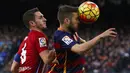 Bek sayap Barcelona, Jordi Alba, duel udara dengan pemain Atletico Madrid, Koke. Sementara bagi Atletico hasil ini membuat mereka turun ke posisi kedua. (Reuters/Albert Gea) 