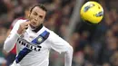 2. Giampaolo Pazzini - Giampaolo Pazzini bergabung ke Inter Milan pada Januari 2011 dan mendapat nomor punggung 7. Ia hanya berada di Inter Milan selama satu setengah musim dan kemudian dilepas ke AC Milan pada bursa transfer musim panas 2012. (AFP/Fabio Muzzi)