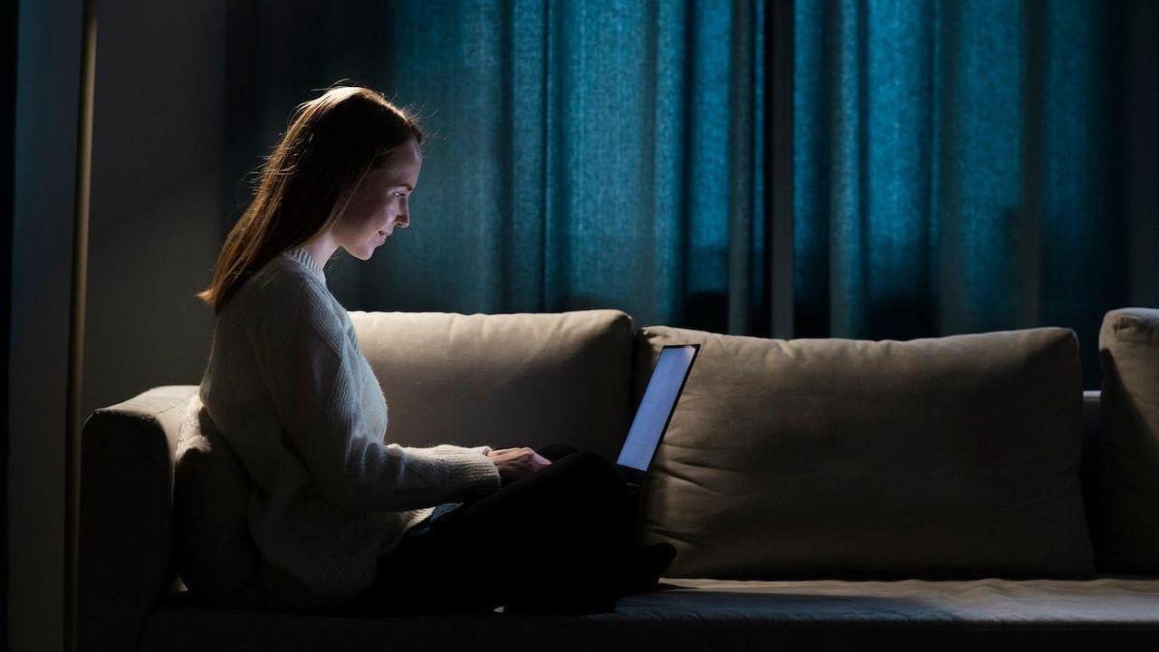 Is it True That Reading in the Dark Can Damage Your Eyes? Here’s the Explanation!