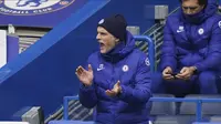 Manajer Chelsea Thomas Tuchel memberikan instruksi kepada pemainnya saat menghadapi West Bromwich Albion dalam lanjutan Liga Inggris di Stamford Bridge, Sabtu (3/4/2021) malam WIB. (John Walton/Pool via AP)