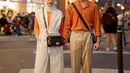 Kala berlibur ke luar negeri, Dinda & Rey tampil eye catching dengan outfit nuansa oranye. (Instagram/rey_mbayang).