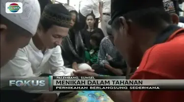 Tahanan narkoba ini menikah secara sederhana di Rutan Mapolresta Palembang dengan mahar Rp 50 ribu.