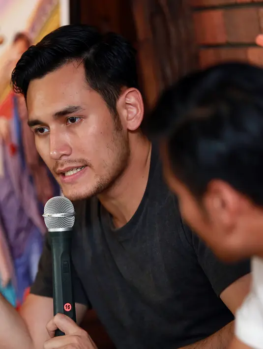 "Salut sama Tatjana. Pakaian selalu ala-ala princess rok pendek bahkan nggak boleh pake stocking tapi harus selalu bermuka bahagia. Nggak protes. Bener-bener hebat banget.” kata Arifin Putra. (Deki Prayoga/Bintang.com)