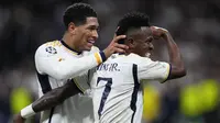 Pemain Real Madrid, Vinicius Jr (kanan) melakukan selebrasi bersama Jude Bellingham setelah mencetak gol ke gawang RB Leipzig pada laga leg kedua 16 besar Liga Champions 2023/2024 di Santiago Bernabeu, Madrid, Spanyol, Kamis (07/03/2024) WIB. (AP Photo/Manu Fernandez)