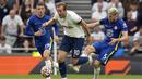 Tertinggal dua gol, Tottenham nyaris memperkecil kedudukan melalui Harry Kane. Sayang, tembakannya masih dapat dihalau Kepa Arrizabalaga. (AP/Matt Dunham)