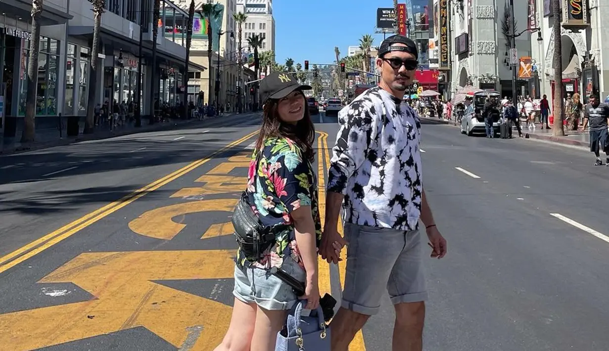 Mulai dari liburan ke luar negeri sampai sekadar hadiri kondangan bersama, keduanya sering pakai outfit couple. Seperti saat ke Amerika Serikat ini. Keduanya kompak pakai kemeja santai bermotif dan celana pendek. (Liputan6.com/IG/@oliviasumargo)