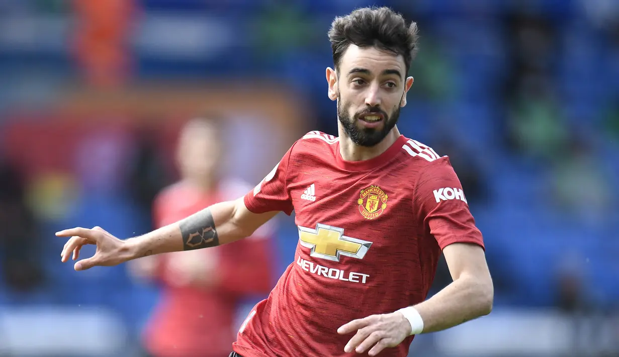 Bruno Fernandes. Gelandang berusia 26 tahun ini musim lalu hanya absen dalam satu laga di Premier League. Menjadi kartu truf Manchester United di lini tengah yang mampu memanjakan para penyerang dengan umpan-umpannya serta tajam pula sebagai pencetak gol. (Foto: AFP/Pool/Peter Powell)