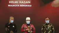 Wali Kota Bengkulu menerima penghargaan sebagai Top Pembina BUMD Award 2020. (LIputan6.com/Yuliardi Hardjo)