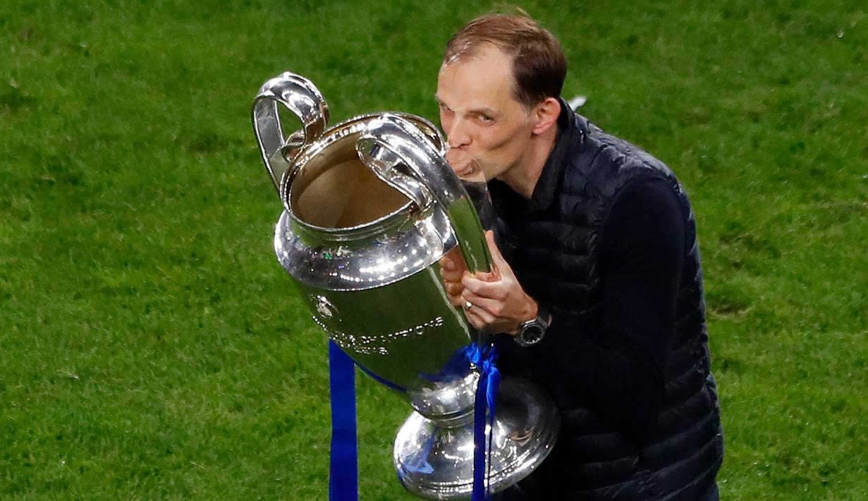 <p>Thomas Tuchel. Pelatih terakhir Chelsea yang mampu mempersembahkan trofi Eropa dan hingga kini masih membesut Chelsea adalah Thomas Tuchel. Eks juru taktik Borussia Dortmund ini didatangkan Chelsea di pertengahan musim 2020/2021 menggantikan posisi Frank Lampard. Hebatnya, ia langsung mempersembahkan trofi Eropa berupa gelar Liga Champions hanya dalam waktu 5 bulan sejak didatangkan. Bahkan ia mampu menambahnya dengan dua gelar lagi, yaitu trofi Piala Super Eropa 2021 dan trofi Piala Dunia klub 2021. (AFP/Pool/Susana Vera)</p>