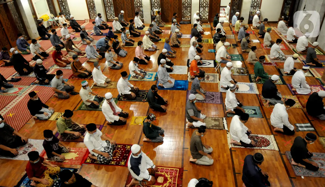 Umat muslim melaksanakan salat tarawih pertama 1 Ramadan 1442 H di Masjid Raya Cinere, Depok, Jawa Barat, Senin (12/4/2021). Hari ini, umat muslim melaksanakan ibadah salat tarawih pertama untuk selanjutnya menjalankan ibadah puasa satu bulan ke depan. (merdeka.com/Arie Basuki)