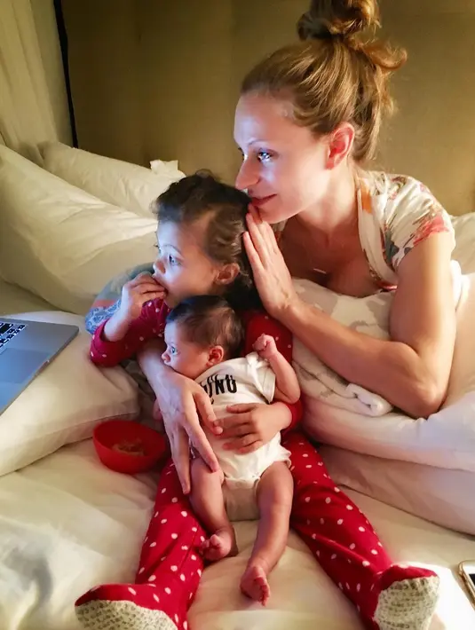 Dilansir dari AceShowbiz, The Rock ternyata benar-benar melihat proses saat sang kekasih melahirkan anaknya. (instagram/therock)