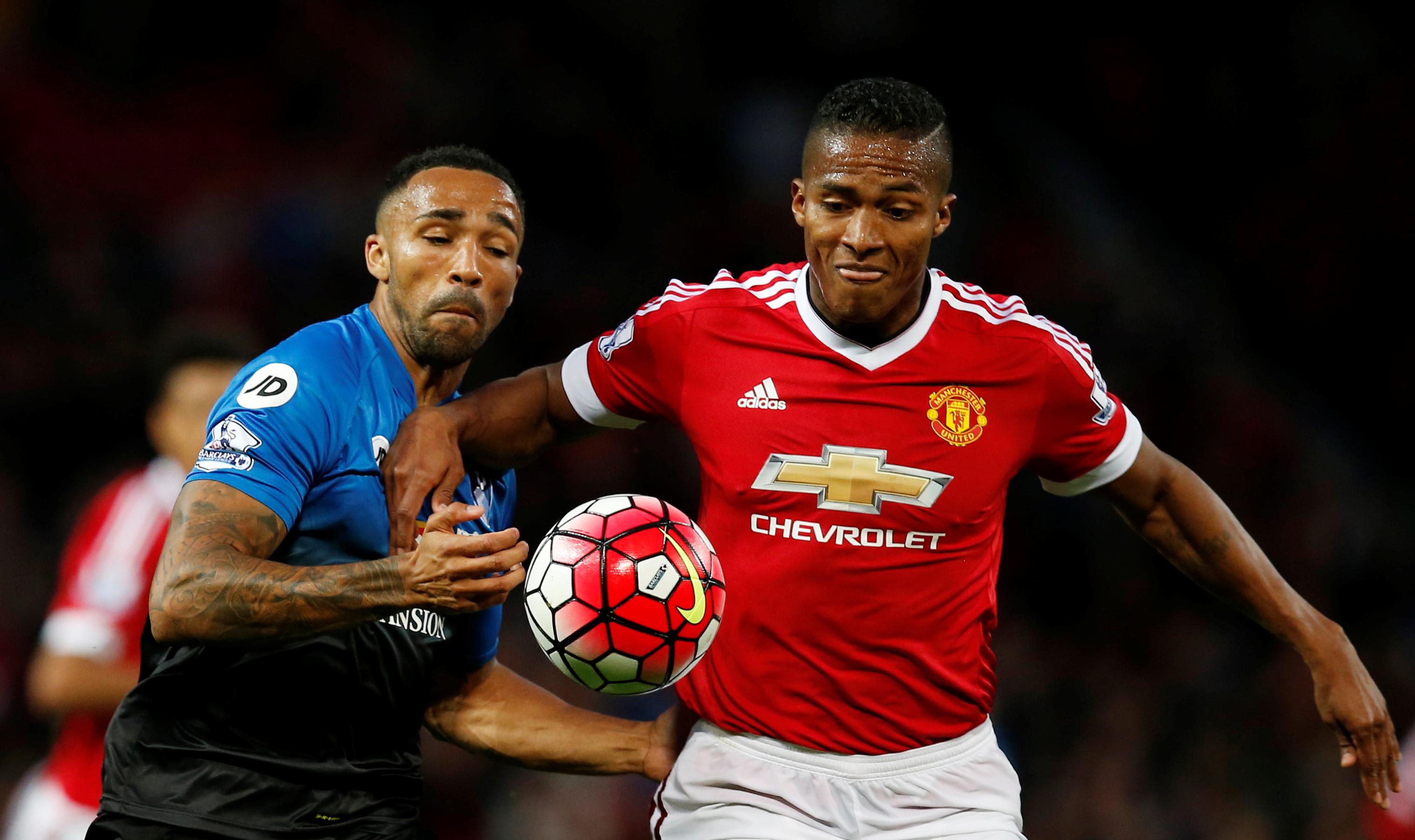 Antonio Valencia (kanan) (Reuters/Andrew Yates)