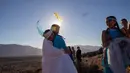 Gadis berpakaian seperti Putri Matahari dan Putri Bulan tiba untuk mengambil bagian dalam sesi foto sebelum gerhana matahari total di La Higuera, Chile (1/7/2019). Turis dan ilmuwan akan berkumpul di Chile utara, salah satu tempat terbaik di dunia untuk menyaksikan gerhana. (AP Photo/Esteban Felix)